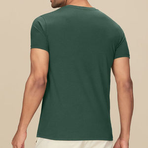 T-shirt vert foncé à col rond pour homme – Coton doux, coupe classique, manches courtes, décontracté, pour tous les jours, été, effet superposé à l'avant, séchage rapide - Product Image 4