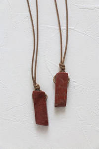 จี้คริสตัลลาพิสลาซูลีธรรมชาติ - จี้รูปทรงสี่เหลี่ยมผืนผ้าประดับพลอยสีน้ำเงิน หุ้มด้วยลวดทอง - หินบำบัดทางจิตวิญญาณ - Product Image 3