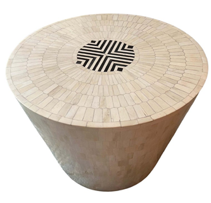 Taburete con pedestal con incrustaciones de hueso negro y latón, con base acanalada a rayas y parte superior redonda, disponible a precios de mayorista. - Product Image 2