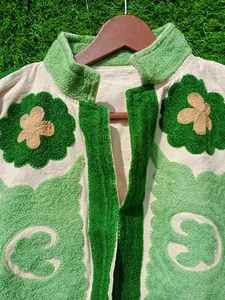 Veste Suzani en velours blanc de qualité supérieure, broderie florale verte, col montant, manches longues, style bohème pour femme, vêtement d'extérieur d'automne - Product Image 3
