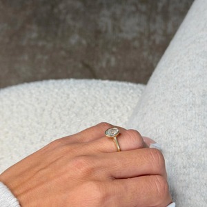 Anillo de Compromiso con Diamante Ovalado de 1.50 Quilates, Corte Bezel, D-VVS1, Certificado IGI, Diamante Cultivado en Laboratorio, Oro Amarillo de 14K - Product Image 1