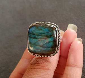 Anillo de Labradorita Azul Fuego Hecho a Mano, Plata de Ley 925, Joyería con Piedra Preciosa, Regalo para Mujeres y Hombres - Product Image 1