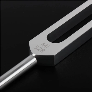 ส้อมเสียง 528 เฮิรตซ์พร้อมกล่องสะท้อนเสียง สำหรับการบำบัดด้วยเสียง ส้อมเสียง 9576 - Product Image 2