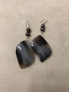 Boucles d'oreilles en corne de buffle, écologiques, faites à la main, bijoux d'oreille élégants, accessoire de mode pour un usage quotidien, finition élégante pour femmes - Product Image 5