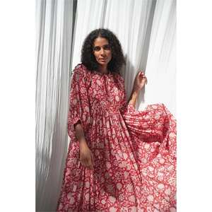 Magnifique robe Kyra, design Saffron Kyra, dans de superbes couleurs safran, robe de tous les jours aux volants romantiques. - Product Image 1