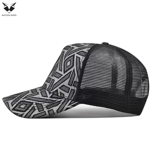 Gorras de béisbol de malla transpirable grises y negras con estampado geométrico personalizado por sublimación, de 5 paneles, estilo urbano, para adultos. - Product Image 3