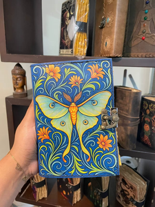 Diario de tapa dura de cuero azul hecho a mano - Cuaderno con estampado vintage de mariposa y grimoire, con bloc de dibujo de papel vintage hecho a mano. - Product Image 2