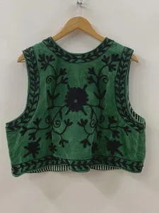 Chaqueta Étnica Premium de Terciopelo Verde Bordada para Mujer, Chaqueta Tradicional Hecha a Mano Estilo Rajasthani Koti - Product Image 2