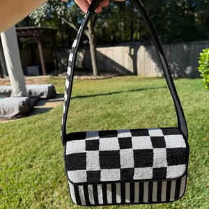 Bolso de hombro con solapa y diseño cuadrado en blanco y negro, bordado con cuentas de patrón a cuadros, para mujer, ideal para fiestas y eventos nocturnos. - Product Image 1