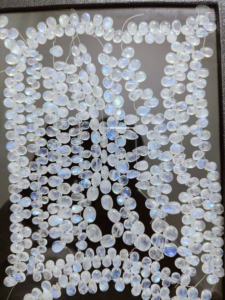 Cuentas en forma de pera facetadas de piedra lunar blanca llamativa, cuentas de piedra lunar blanca Natural, cuentas de Briolette de piedra lunar, joyería hecha a mano - Product Image 2