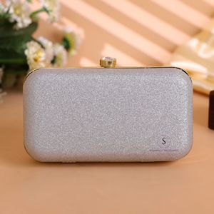 Pochette de luxe texturée argentée, élégante pochette rigide texturée pour soirées et mariages, sac à main pour femme avec fermoir en cristal - Product Image 5