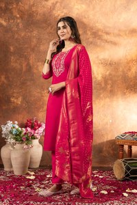 Elegante Conjunto de Kurti, Pantalón y Dupatta de Seda Bordada Marina, Ropa Étnica Festiva - Product Image 3