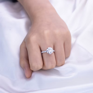 Bague de fiançailles classique en diamant rond, argent 925, sertissage à griffes, bande pavée, bijoux fins pour femmes - Product Image 4