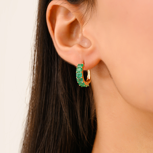 Aros de oro amarillo con gemas de esmeralda para mujer, con brillo verde intenso, curvas elegantes y estilo refinado para un look inolvidable. - Product Image 3