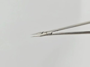 Porte-aiguille microchirurgical Yasargil à baïonnette, à mâchoires droites et courbées, pour anastomose microvasculaire et chirurgie de la base du crâne - Product Image 2