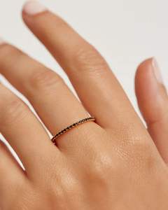 แหวนสไตล์มินิมอลสีดำแบบซ้อนกันได้สำหรับผู้หญิง วงแหวนประดับลูกปัดสีทอง – แหวนบางแบบสวมใส่ได้ทุกวัน ดีไซน์หรูหรา - Product Image 1