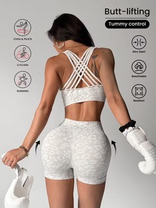 Conjunto Deportivo de Tres Piezas sin Costuras con Estampado de Leopardo Jacquard, Top Corto y Pantalones Cortos de Compresión con Efecto Levanta Glúteos - Product Image 5