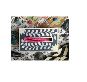 Caja de pañuelos de resina con incrustaciones de hueso de estilo bohemio, con patrones artísticos para interiores creativos y eclécticos. - Product Image 1