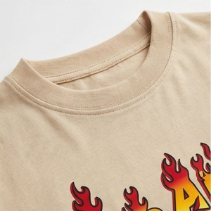 ชุดเซ็ต 2 ชิ้นสำหรับผู้หญิง เสื้อยืดแขนสั้นสีเบจพิมพ์ลายแบรนด์ Flame พร้อมกางเกงขาสั้นเหนือเข่า ทรงหลวมสบายๆ ใส่ได้ทั้งฤดูใบไม้ผลิและฤดูร้อน - Product Image 4
