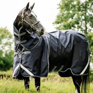 Tela Híbrida Oxford de 1200 Denier, Impermeable, de Lujo, para Protección Invernal de Caballos, con Estampado a Cuadros Gingham Azul Claro en la Parte Inferior y Combinación Azul Completa - Product Image 2