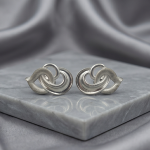 Pendientes de aro entrelazados de plata DIVYORO - Product Image 3