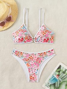 Conjuntos de bikini blancos con estampado floral rosa, disponibles para compras B2B. Fabricación personalizada segura, etiquetado privado y cantidades mínimas bajas. - Product Image 5
