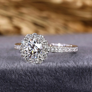 Anillo redondo brillante con propuesta de diamante cultivado en laboratorio, anillo de compromiso único para mujer con conjunto de HALO y pavé, Joyería de diamantes de oro blanco - Product Image 3