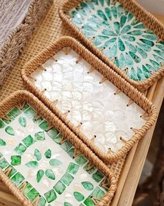 Plateau de service en rotin fait main avec incrustation de nacre, motif floral, plateau rectangulaire décoratif en osier et rotin pour la décoration de table à la maison - Product Image 2