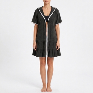 Robe de bain à capuche pour filles 100% polyester séchage rapide mini mignonne sans manches avec fermeture éclair sur le devant et ourlet à volants pour la plage et la piscine, étiquette personnalisée - Product Image 4
