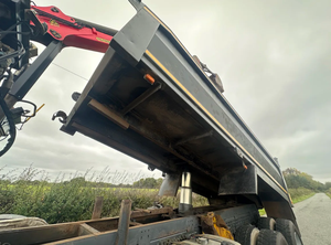 Producto TOP USADO, Camión Volquete Arocs 3240 8x4 en Perfectas Condiciones con Grúa, Listo para Usar - Product Image 5