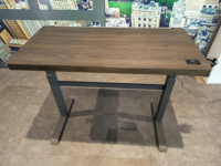 In hoogte verstelbaar bureau met houten blad en metalen frame, elektrisch sta-bureau