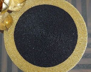 Set de table perlé noir en forme de fleur, avec perles de verre, bord festonné, dessous de plat, protection de surface artisanale, résistant à la chaleur - Product Image 4