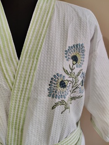 Albornoz 100% Algodón Hecho a Mano con Estampado Floral Azul de Jaipur, Estilo Kimono para Spa, Hotel y Resort, Tipo Waffle, Venta al por Mayor, OEM, Ecológico, Hecho en Jaipur - Product Image 3