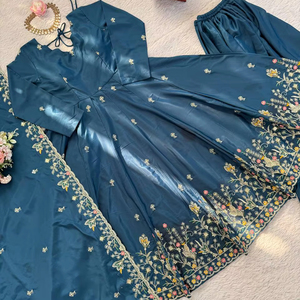 Vente flash : Ensemble Anarkali traditionnel avec pantalon palazzo pour mariage, réception et célébrations, disponible à prix avantageux - Product Image 4
