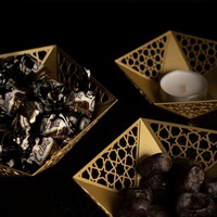 Plateaux de rangement géométriques en métal ajouré marocain style Art Déco pour dattes et bougies, collection Ramadan 2027