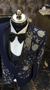 Traje de esmoquin azul marino para hombre con bordado de diseño y pedrería floral – Traje de novio de lujo de 3 piezas - Product Image 3