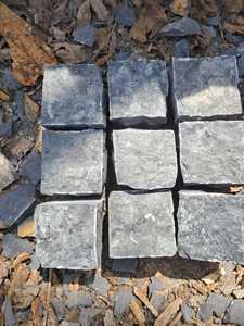 Dalles en pierre calcaire foncée, taillées à la main, en forme de cube, pour allées extérieures, patios, jardins, aménagements paysagers, blocs de pierre, finition rustique - Product Image 3