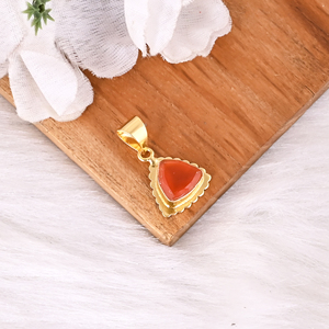 Pendentif triangle en cornaline naturelle en laiton plaqué or 25 mm |   Charme de bijoux minimalistes tendance avec pierres précieuses - Product Image 3
