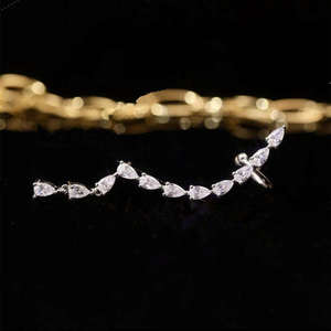 Pendientes contemporáneos tipo Ear Climber con diamantes de laboratorio en forma de pera, joyería curva llamativa, oro y plata, certificado IGI, lujo unisex - Product Image 1