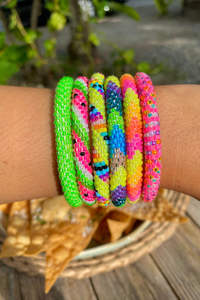 ซัพพลายเออร์ขายส่ง ลูกปัดแก้วสีน้ำตาลทองดำ สร้อยข้อมือเชือกถักโครเชต์ งานแฮนด์เมดจากเนปาล สร้อยข้อมือแบบม้วน เครื่องประดับสำหรับผู้หญิง - Product Image 4