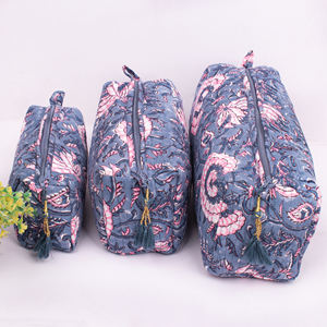 Magnifique ensemble de trousses de maquillage matelassées à cordon, grandes, pour femmes, vente en gros, pour l'été, le voyage, le rangement, portables, souples, pour la plage et les produits de toilette - Product Image 1