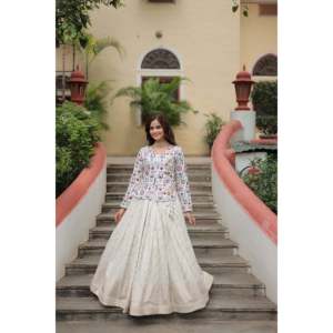 LIVEWEAR Lehenga Choli blanc en faux georgette avec broderie riche en fils et sequins - Product Image 5