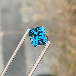 พลอยแท้ HASNAIN GEMS London Blue Topaz รูปทรงสี่เหลี่ยมแบบ Octagon Cut ขนาดปรับเทียบแล้ว ขายส่งจำนวนมาก - Product Image 1