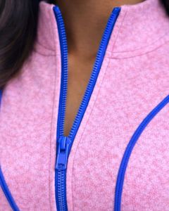 Conjunto de yoga de dos piezas rosa para mujer, top corto con cremallera y pantalones acampanados de cintura alta, costuras en contraste, ropa deportiva para gimnasio, fabricante personalizado OEM - Product Image 5