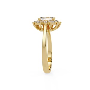 Anillo de compromiso personalizado de oro amarillo de 14 quilates con diamantes de corte esmeralda y halo floral, con piedras decorativas marquesa y redondas. - Product Image 3