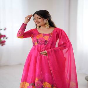 Vestido de Fiesta VASTRA COTTAGE de Organza y Seda Taby con Dupatta y Pantalón, Estampado Digital, Trabajo a Mano, Corte Amplio, Prenda Étnica Cosida - Product Image 4