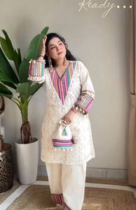 Tenue traditionnelle à motifs floraux pour femmes, ensemble coordonné en coton khadi pur brodé, tenue décontractée printemps-été pour femmes - Product Image 1