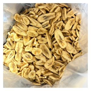 Chips de bananes séchées croustillantes vietnamiennes, produites à partir de bananes fraîches de qualité, au goût sucré naturel et d'une apparence dorée. - Product Image 1