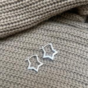 Boucles d'oreilles créoles minimalistes étoiles, boucles d'oreilles créoles en laiton plaqué argent, boucles d'oreilles créoles célestes pour femmes, boucles d'oreilles créoles délicates en gros - Product Image 3
