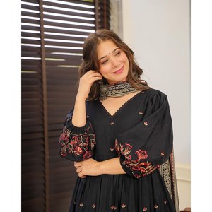 Beaux vêtements musulmans traditionnels en coton Anarkali imprimés numériquement avec bas et Dupatta inclus - Product Image 3